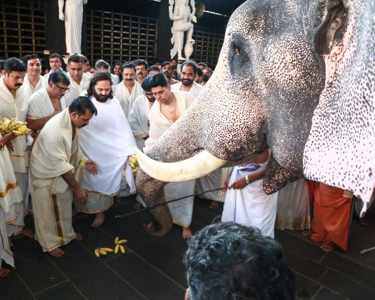 Reliance : अनंत अंबानी ने केरलम के दो मंदिरों को दिए 6 करोड़ के दान, जीर्णोद्धार के लिए अलग से देंगे 12 करोड़