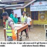 असम के बाढ़ प्रभावि‍त क्षेत्र में राहत और बचाव कार्य में जुटे रिलायंस फाउंडेशन के स्‍वयंसेवी। (फोटो सौजन्‍य रिलायंस मीडिया)