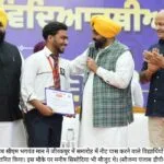 पंजाब सीएम भगवंत मान ने जीरकपुर में समारोह में नीट पास करने वाले विद्यार्थियों को सम्‍मानित किया। इस मौके पर मनीष सिसोदिया भी मौजूद थे। (सौजन्‍य पंजाब डीपीआर)