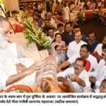 पानीपत के श्‍याम बाग में गुरु पूर्णिमा के अवसर पर आयोजित कार्यक्रम में श्रद्धालुओं को आशीर्वाद देते गीता मनीषी ज्ञानानंद महाराज। (सटीक समाचार)