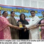 हरियाणा सांस्कृतिक उत्सव 2026 में विजेताओं को सम्मानित करतीं पानीपत की मेयर कोमल सैनी। (सौजन्य एसडी पीजी कॉलेज)