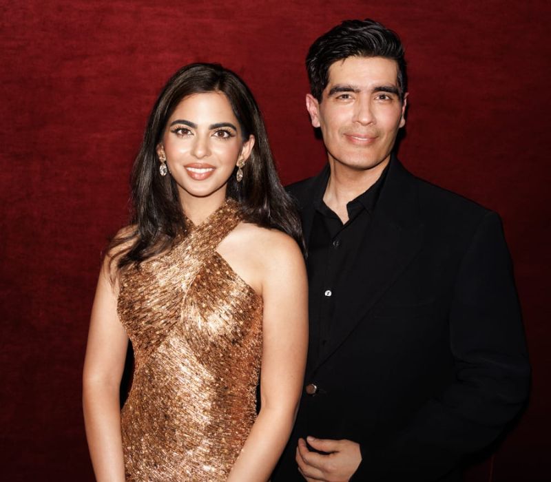 Isha Ambani In Paris Fashion Show : पेरिस फैशन शो में छाईं निशा अंबानी, पहना खास गोल्‍डन गाउन