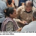 सूरत के नक्षत्र सेेफ हाऊस में चोरी की घटना के बाद अपने लाॅॅकरों की जांच करते ग्राहक। (फाेटो सोशल मीडिया)