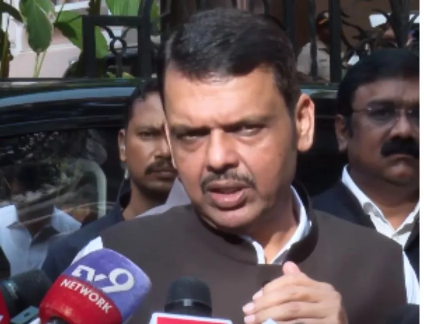 महाराष्ट्र के मुख्यमंत्री देवेंद्र फडणवीस ने मुंबई के गैर मराठी भाषी ऑटो और टैक्सी चालकों को मराठी सीखने के लिए एक साल का समय दिया है। (फोटो सौजन्य देवेंद्र फडणवीस एक्स पेज)