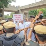 हरियाणा के कांग्रेस विधायक पूर्व सीएम भूपेंद्र सिंह हुड्डा के नेतृत्‍व में प्रदर्शन करते हुए हरियाणा विधानसभा पहुंचे। इस दौरान रास्‍ते में पुलिस ने उनको रोकने का प्रयास भी किया। (फोटो सौजन्‍य हरियाणा कांग्रेस)