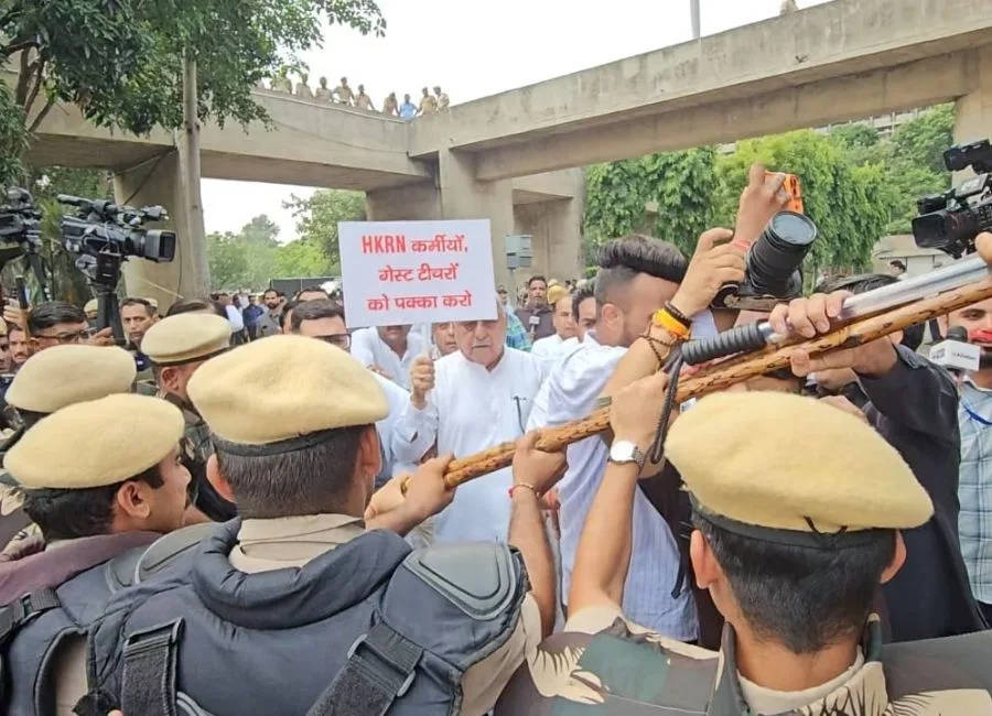 हरियाणा के कांग्रेस विधायक पूर्व सीएम भूपेंद्र सिंह हुड्डा के नेतृत्व में प्रदर्शन करते हुए हरियाणा विधानसभा पहुंचे। इस दौरान रास्ते में पुलिस ने उनको रोकने का प्रयास भी किया। (फोटो सौजन्य हरियाणा कांग्रेस)