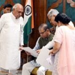 हरियाणा के कांग्रेस विधायकों ने पूर्व सीएम भूपेंद्र सिंह हुड्डा के नेतृत्‍व में राज्‍यपाल को ज्ञापन दिया। (फोटो सौजन्‍य हरियाणा कांग्रेस)