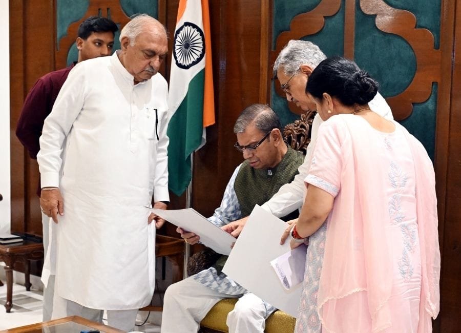 हरियाणा के कांग्रेस विधायकों ने पूर्व सीएम भूपेंद्र सिंह हुड्डा के नेतृत्व में राज्यपाल को ज्ञापन दिया। (फोटो सौजन्य हरियाणा कांग्रेस)