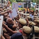 हरियाणा विधानसभा के गेट पर पूर्व सीएम भूपेंद्र सिंह हुड्डा और कांग्रेस विधायकों को पोस्‍अर के साथ अंदर जाने से रोकते पुलिसकर्मी। (फोटो सौजन्‍य हरियाणा कांग्रेस मीडिया)