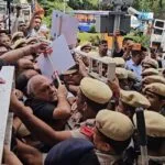 हरियाणा विधानसभा के गेट पर पूर्व सीएम भूपेंद्र सिंह हुड्डा और कांग्रेस विधायकों को पोस्‍अर के साथ अंदर जाने से रोकते पुलिसकर्मी। (फोटो सौजन्‍य हरियाणा कांग्रेस मीडिया)