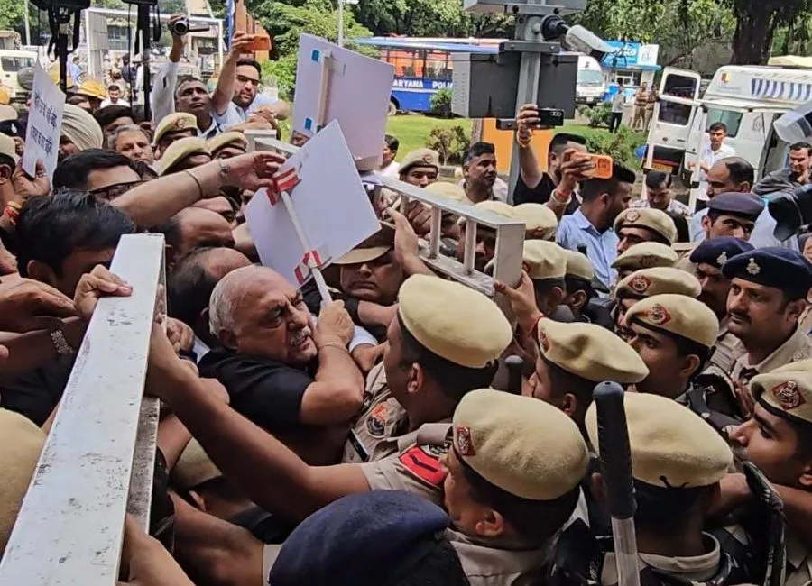 हरियाणा विधानसभा के गेट पर पूर्व सीएम भूपेंद्र सिंह हुड्डा और कांग्रेस विधायकों को पोस्अर के साथ अंदर जाने से रोकते पुलिसकर्मी। (फोटो सौजन्य हरियाणा कांग्रेस मीडिया)