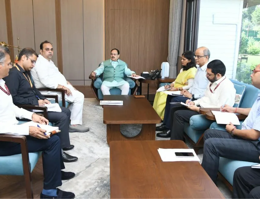 देश में एच1एन1 इन्‍फ्लूएंजा के संक्रमण को लेकर केंद्रीय स्‍वास्‍थ्‍य मंत्री जेपी नड्डा ने अधिक‍ारियों के साथ बैठक की। (फोटो सौजन्‍य जेपी नड्डा का एक्‍स पेज)