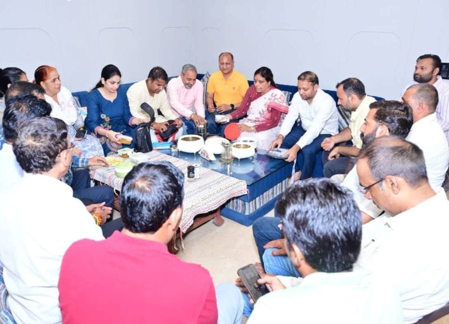 पानीपत में भाजपा के कालाआम मंडल के सेक्टर 25 शक्ति केंद्र में टिफिन बैठक हुई। इसमें हरियाणा भाजपा अध्यक्ष डॉ. अर्चना गुप्ता भी शामिल हुईं। (फोटो सौजन्य पानीपत भाजपा)