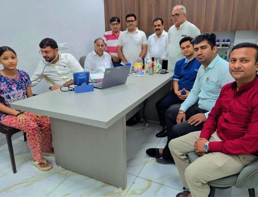 पानीपत के बरसात रोड स्थित श्रीकृष्ण कृपा डिस्पेंसरी मेंं निश्शुल्क चिकित्सा शिविर का आयोजन किया गया। (फोटो सौजन्य समिति)