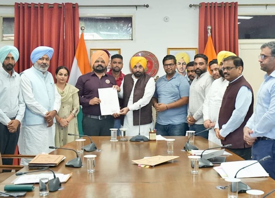 पंजाब के सीएम भगवंत मान ने आदर्श स्कूलों के शिक्षकों के वेतन में वृद्धि को मंजूरी दे दी है। (फोटो सौजन्य पंजाब डीपीआरओ)