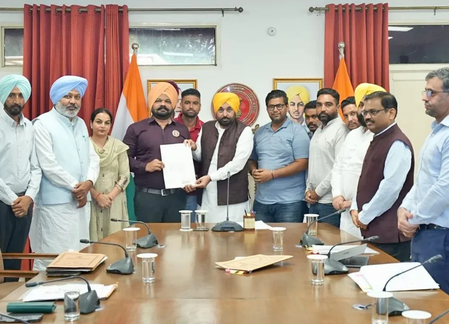 पंजाब के सीएम भगवंत मान ने आदर्श स्‍कूलों के शिक्षकों के वेतन में वृद्धि को मंजूरी दे दी है। (फोटो सौजन्‍य पंजाब डीपीआरओ)