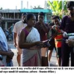 रिलायंस फाउंडेशन असम के बाढ़ प्रभावित क्षेत्रों में राहत अभियान चला रहा है। एक बाढ़ग्रस्‍त क्षेत्र में पीड़ि‍तों को राहत सामग्री देते स्‍वयंसेवक। (सौजन्‍य - रिलायंस मीडिया )