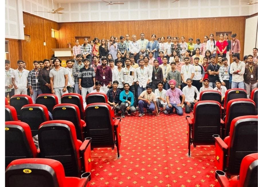 पानीपत के एसडी पीजी कॉलेज में सड़क सुरक्षा पर प्रतियोगिता का आयोजन किया गया। (फाेटाे सौजन्य कॉलेज)