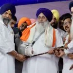 शिरोमणि अकाली दल के प्रधान सुखबीर सिंह बादल ने मलोट में रैली को संबोधित किया। सुखबीर को सम्‍मानित करते पार्टी के नेता। (फोटो - शिअद एक्‍स हैंडल)