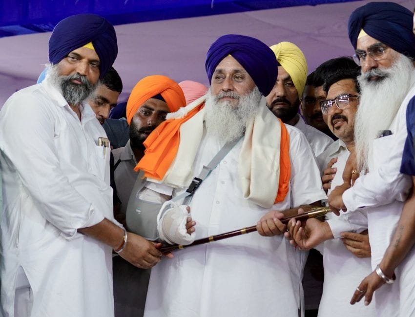 शिरोमणि अकाली दल के प्रधान सुखबीर सिंह बादल ने मलोट में रैली को संबोधित किया। सुखबीर को सम्‍मानित करते पार्टी के नेता। (फोटो - शिअद एक्‍स हैंडल)