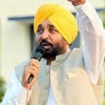 पंजाब के मुख्‍यमंत्री भगवंत मान श्री आनंदरपुर साहिब कि जिंदबड़ी में लोक मिलनी कार्यक्रम में सभा को संबोधित करते हुए। (फोटो सौजन्‍य डीपीआरओ)