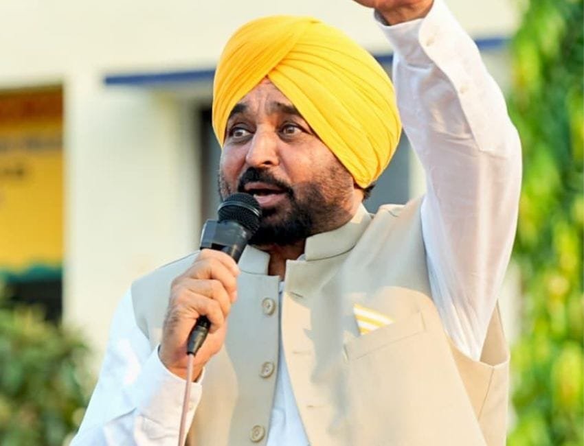पंजाब के मुख्‍यमंत्री भगवंत मान श्री आनंदरपुर साहिब कि जिंदबड़ी में लोक मिलनी कार्यक्रम में सभा को संबोधित करते हुए। (फोटो सौजन्‍य डीपीआरओ)