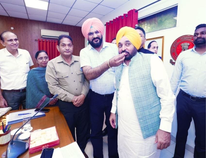Punjab Employees DA: पंजाब के मुख्ममंत्री भगवंत मान ने कर्मचारियों ओर पेंशनरों के प्रतिनिधियों से मुलाकात की। (फोटो सौजन्य पंजाब डीपीआर)