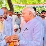 पूर्व सीएम भूपेंद्र सिंह हुड्डा गढ़ी सांपला किलाई विधानसभा क्षेत्र के दौरे के क्रम में एक गांव में लोगाें से मिलते हुए। (फोटो सौजन्‍य हरियाणा कांग्रेस)