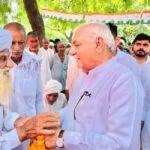 पूर्व सीएम भूपेंद्र सिंह हुड्डा गढ़ी सांपला किलाई विधानसभा क्षेत्र के दौरे के क्रम में एक गांव में लोगाें से मिलते हुए। (फोटो सौजन्‍य हरियाणा कांग्रेस)