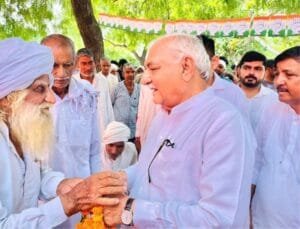 पूर्व सीएम भूपेंद्र सिंह हुड्डा गढ़ी सांपला किलाई विधानसभा क्षेत्र के दौरे के क्रम में एक गांव में लोगाें से मिलते हुए। (फोटो सौजन्‍य हरियाणा कांग्रेस)