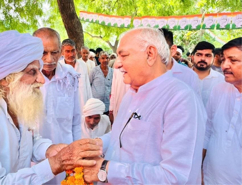 पूर्व सीएम भूपेंद्र सिंह हुड्डा गढ़ी सांपला किलाई विधानसभा क्षेत्र के दौरे के क्रम में एक गांव में लोगाें से मिलते हुए। (फोटो सौजन्‍य हरियाणा कांग्रेस)