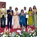 अरुंधती भट्टाचार्य की आत्‍मकथा के हिंदी संंस्‍करण 'अपराजिता' के विमोचन पर मुकेश अंबानी , अरुंधती भट्टाचार्य व अन्‍य। (फोटो सौजन्‍य रिलायंस मीडिया)