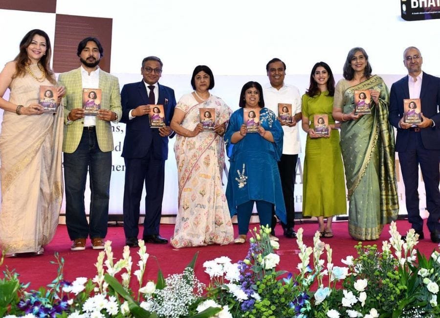 अरुंधती भट्टाचार्य की आत्मकथा के हिंदी संंस्करण 'अपराजिता' के विमोचन पर मुकेश अंबानी , अरुंधती भट्टाचार्य व अन्य। (फोटो सौजन्य रिलायंस मीडिया)
