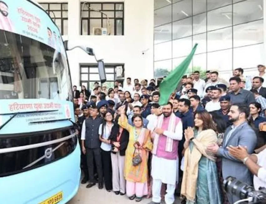 GEN HB हरियाणा युवा उद्यमी यात्रा अब पानीपत पहुंचेगी। इसको 21 अगस्‍त को गुरुग्राम से हरियाणा के सीएम नायब सिंह सैनी ने हरी झंडी दिखाकर रवाना किया था। (फाइल फोटो साेशल मीडिया)