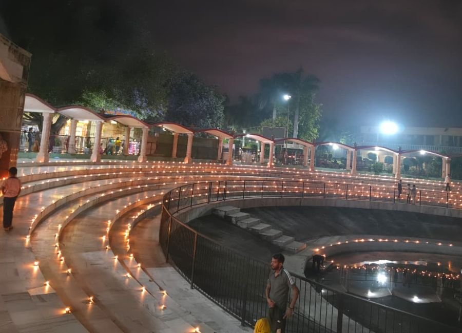 सेवा संकल्प अभियान के तहत 'आशीर्वाद का दीया' कार्यक्रम हुआ। इस दौरान दीपमालाओं से पानपत जगमग हो गया। जगमग करता हाली पार्क (फोटो सौजन्य डीपीआर)