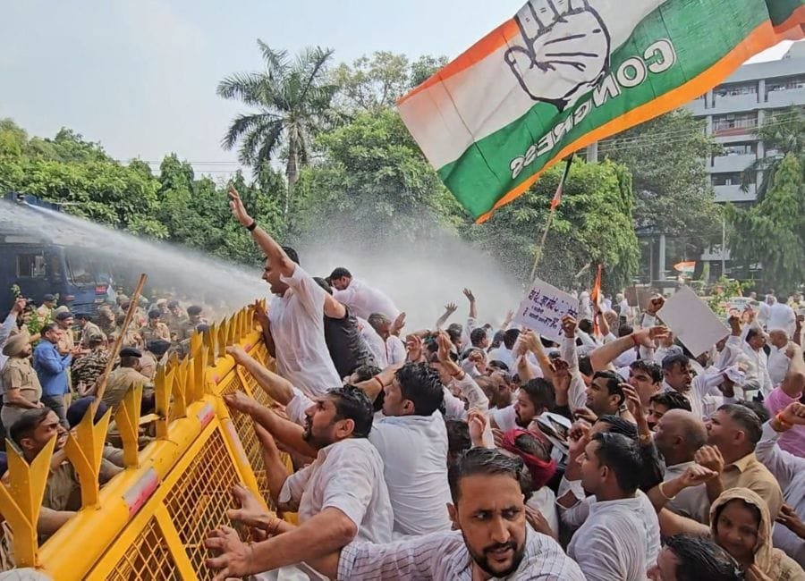 Haryana Congress Protest: हरियाणा कांग्रेस के कार्यकर्ताओं ने चंडीगढ़ में राज्य मुख्य निर्वाचन अधिकारी कार्यालय के बाहर सांसद दीपेंद्र हुड्डा के नेतृत्व में प्रदर्शन किया। (फोटो सौजन्य हरियाणा कांग्रेस)