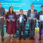 UNGA में 'इंडिया डे' कार्यक्रम के दौरान, 'व्हेन सिलिकॉन मीट्स द सॉइल: इंडियाज़ AI रेवोल्यूशन' (When Silicon Meets the Soil: India's AI Revolution) पब्लिकेशन को लॉन्च करते हुए: भारत में संयुक्त राष्ट्र के रेजिडेंट कोऑर्डिनेटर स्टीफन प्रीसनर; रिलायंस फाउंडेशन की वनिता शर्मा और ORF के अनिर्बान सरमा (पब्लिकेशन एडिटर); भारत सरकार के ग्रामीण विकास विभाग के सचिव रोहित कंसल; और ORF के प्रेसिडेंट समीर सरन। (फोटो सौजन्‍य रिलायंस)