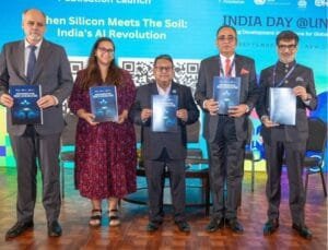UNGA में 'इंडिया डे' कार्यक्रम के दौरान, 'व्हेन सिलिकॉन मीट्स द सॉइल: इंडियाज़ AI रेवोल्यूशन' (When Silicon Meets the Soil: India's AI Revolution) पब्लिकेशन को लॉन्च करते हुए: भारत में संयुक्त राष्ट्र के रेजिडेंट कोऑर्डिनेटर स्टीफन प्रीसनर; रिलायंस फाउंडेशन की वनिता शर्मा और ORF के अनिर्बान सरमा (पब्लिकेशन एडिटर); भारत सरकार के ग्रामीण विकास विभाग के सचिव रोहित कंसल; और ORF के प्रेसिडेंट समीर सरन। (फोटो सौजन्‍य रिलायंस)