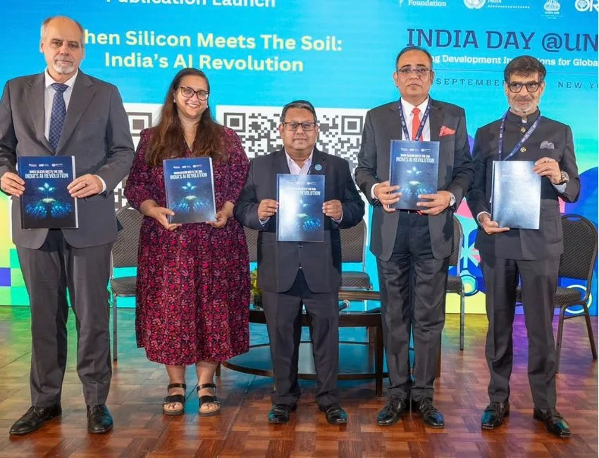 UNGA में 'इंडिया डे' कार्यक्रम के दौरान, 'व्हेन सिलिकॉन मीट्स द सॉइल: इंडियाज़ AI रेवोल्यूशन' (When Silicon Meets the Soil: India's AI Revolution) पब्लिकेशन को लॉन्च करते हुए: भारत में संयुक्त राष्ट्र के रेजिडेंट कोऑर्डिनेटर स्टीफन प्रीसनर; रिलायंस फाउंडेशन की वनिता शर्मा और ORF के अनिर्बान सरमा (पब्लिकेशन एडिटर); भारत सरकार के ग्रामीण विकास विभाग के सचिव रोहित कंसल; और ORF के प्रेसिडेंट समीर सरन। (फोटो सौजन्‍य रिलायंस)