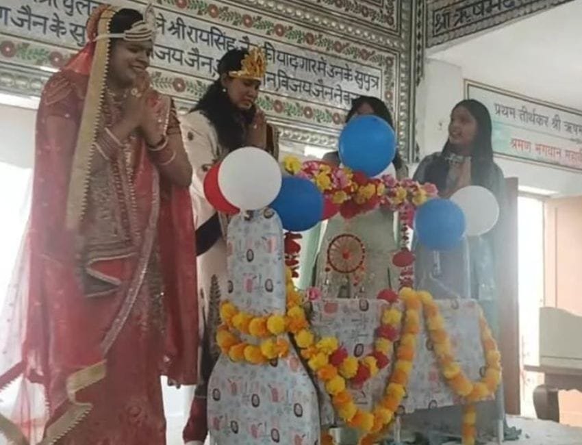 महापर्व पर्यूषण के अवसर पर पानीपत के जैन स्थानक में कार्यक्रम पेश करते कलाकार। (फोटो सौजन्य जैन सभा)