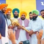 Punjab Politics: पंजाब के सीएम भगंवत मान ने अजनाला क्षेत्र के गांव सैंसरा में लोक मिलनी कार्यक्रम को संबोधित किया। कार्यक्रम में उन्हें गदा भेंट किया गया। (फोटो सौजन्य डीपीआर)