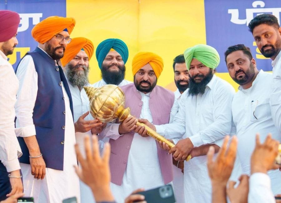 Punjab Politics: पंजाब के सीएम भगंवत मान ने अजनाला क्षेत्र के गांव सैंसरा में लोक मिलनी कार्यक्रम को संबोधित किया। कार्यक्रम में उन्हें गदा भेंट किया गया। (फोटो सौजन्य डीपीआर)