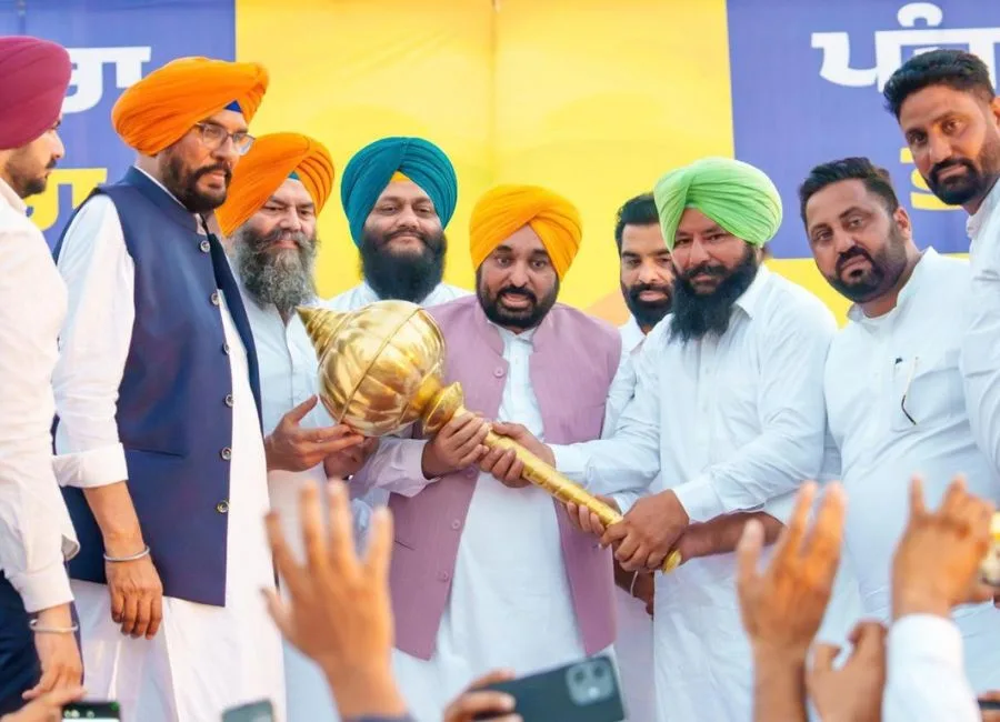 Punjab Politics: पंजाब के सीएम भगंवत मान ने अजनाला क्षेत्र के गांव सैंसरा में लोक मिलनी कार्यक्रम को संबोधित किया। कार्यक्रम में उन्हें गदा भेंट किया गया। (फोटो सौजन्य डीपीआर)