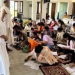 पानीपत के गांधी मंडी जैन स्‍थानक में धार्मिक चित्र बनाओ प्रतियोगिता का आयोजन किया गया। इस दौरान प्रतिभागियों का अवलोकन करते हुए साध्वी श्री समता जी महाराज एवं डॉ. श्री राजेश मुनि जी महाराज। (फोटो जैन सभा)