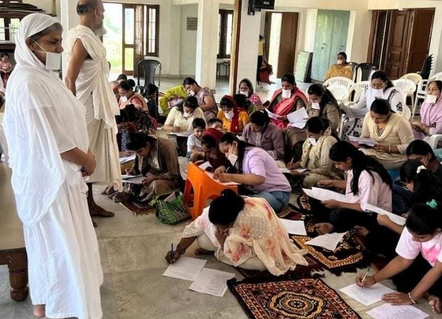 पानीपत के गांधी मंडी जैन स्‍थानक में धार्मिक चित्र बनाओ प्रतियोगिता का आयोजन किया गया। इस दौरान प्रतिभागियों का अवलोकन करते हुए साध्वी श्री समता जी महाराज एवं डॉ. श्री राजेश मुनि जी महाराज। (फोटो जैन सभा)