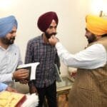 पटवार संघ ने पंजाब के सीएम भगवंत मान के साथ बैठक के बाद अपनी हड़ताल वापस ले ली। पटवार संघ के प्रतिनिधियों सीएम ने मुंह मीठा करवाया। (फोटो सौजन्‍य पंजाब डीपीआरओ)