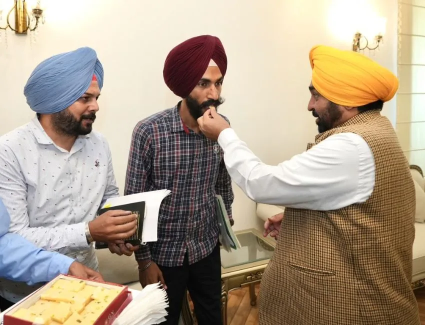 पटवार संघ ने पंजाब के सीएम भगवंत मान के साथ बैठक के बाद अपनी हड़ताल वापस ले ली। पटवार संघ के प्रतिनिधियों सीएम ने मुंह मीठा करवाया। (फोटो सौजन्य पंजाब डीपीआरओ)
