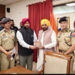 मोल्दोवा सरकार की ओर से प्राप्‍त सम्मान चिह्न को एस्कॉर्ट टीम ने पंजाब के डीजीपी , एडीजीपी एजीटीएफ और आइजीपी ओएफटीईसी के साथ मुख्यमंत्री भगवंत सिंह मान को सौंपा। (फोटो सौजन्‍य पंजाब डीपीआरओ)