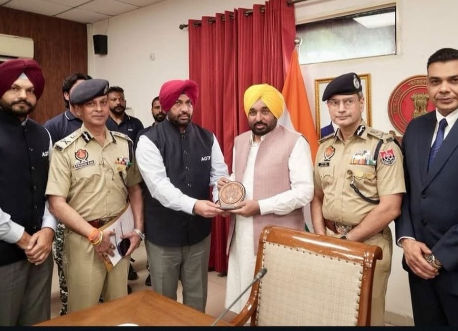 मोल्दोवा सरकार की ओर से प्राप्‍त सम्मान चिह्न को एस्कॉर्ट टीम ने पंजाब के डीजीपी , एडीजीपी एजीटीएफ और आइजीपी ओएफटीईसी के साथ मुख्यमंत्री भगवंत सिंह मान को सौंपा। (फोटो सौजन्‍य पंजाब डीपीआरओ)