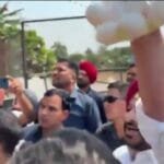 पूर्व केंद्रीय मंत्री रवनीत सिंह बिट्टू ने लुधियाना में अंडे और टमाटर लेकर सीएम भगवंत सिंह मान के काफिले के गुजरने के दौरान प्रदर्शन किया। (फोटो सोशल मीडिया)